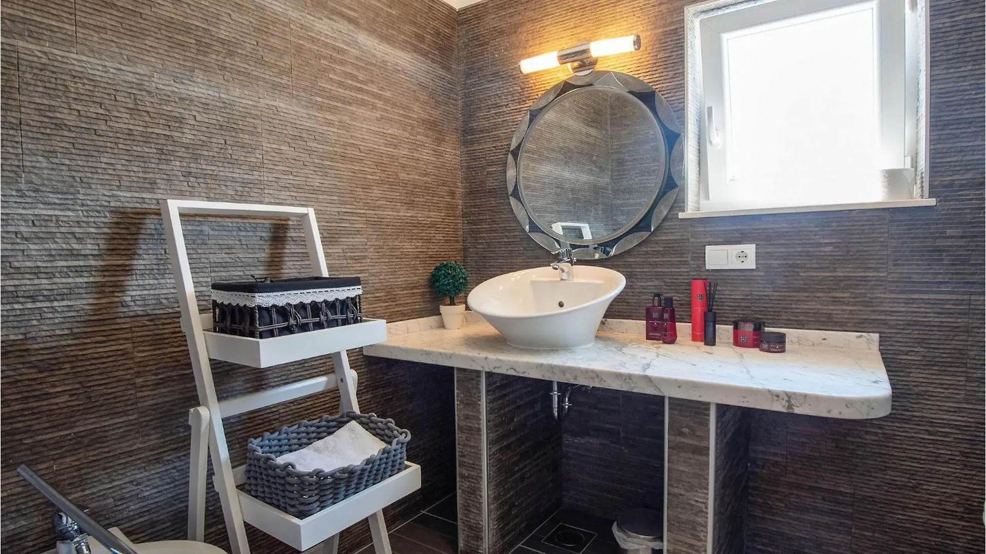 Amazing Home In Linardici With Wifi 0*,  Croatia